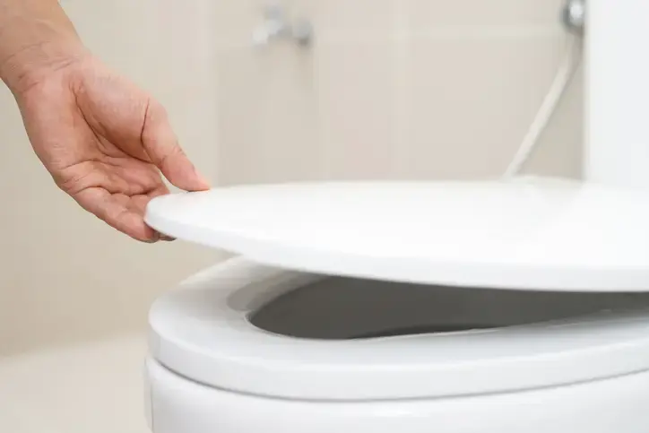 Klozet kapağından 200 bin kat daha kirli çıktı! Evin en pis yerinin mutfaktaki o eşya olduğu kanıtlandı