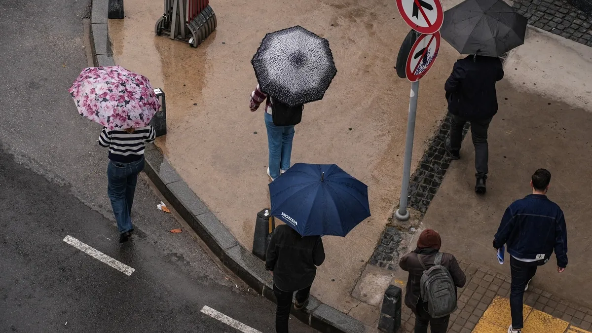İstanbul’da şiddetli sağanak ve fırtına ulaşımı vurdu! Trafik yüzde 89’a çıktı, vapur seferleri peş peşe iptal edildi