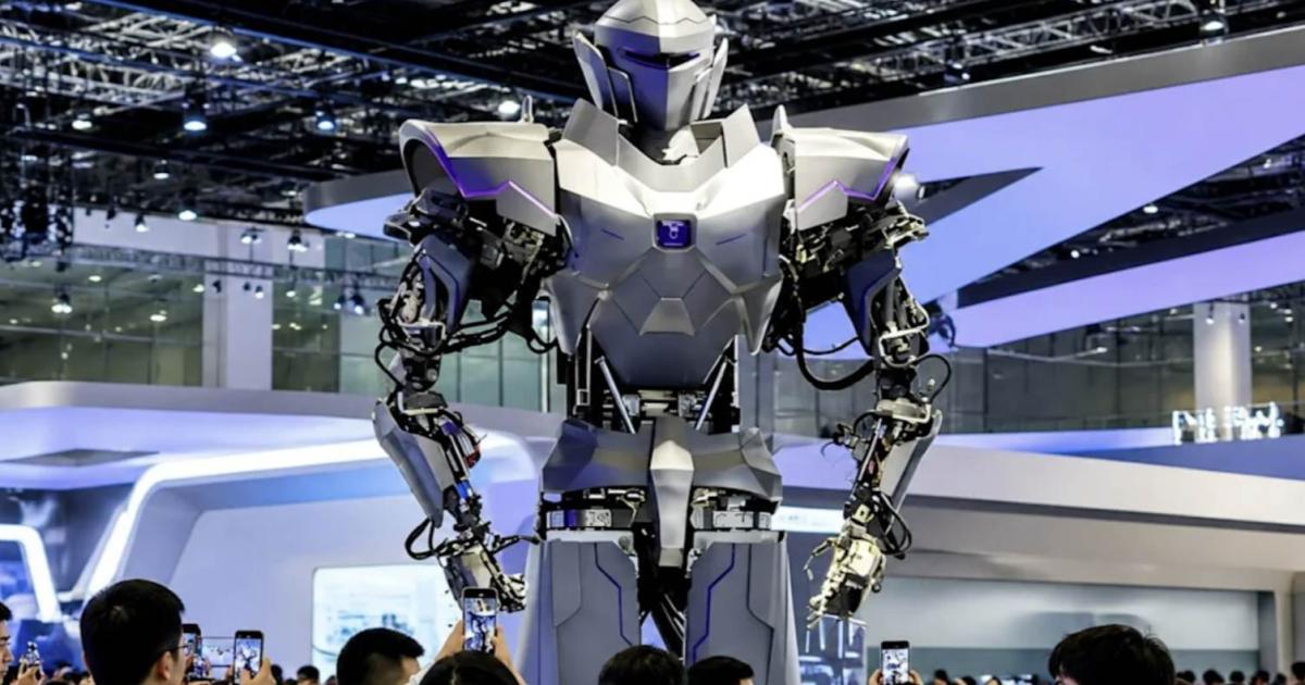Çin, yetişkin bir ineği kaldırabilen 4 metrelik robotunu tanıttı