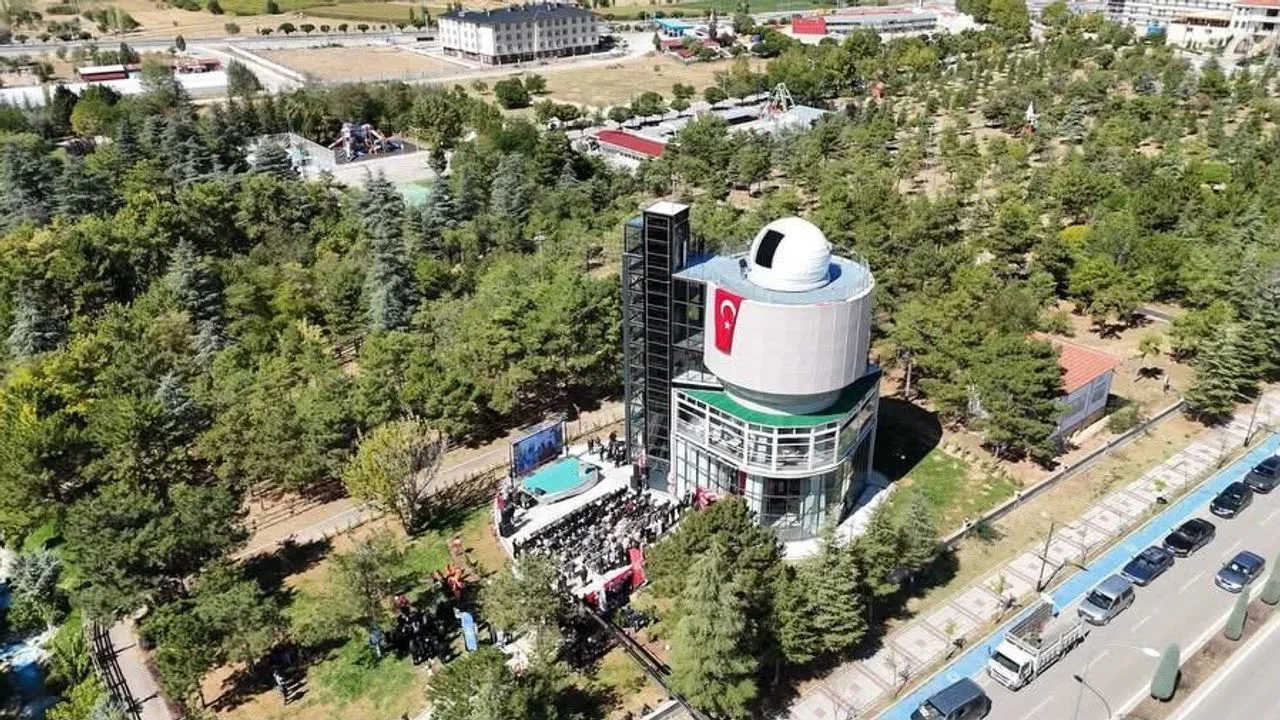 Bolvadin'de 35 milyon TL'ye yapılan uzay gözlemevine yoğun ilgi!