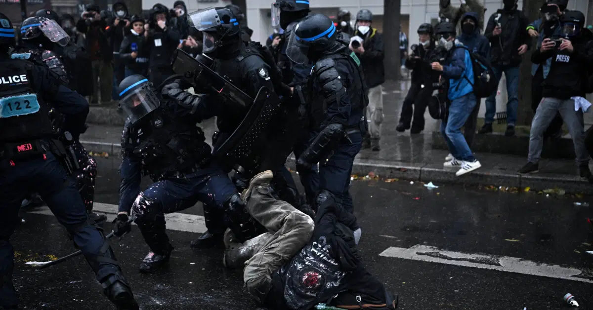 Fransa'da tansiyon yüksek. Polis göstericilere müdahale etti