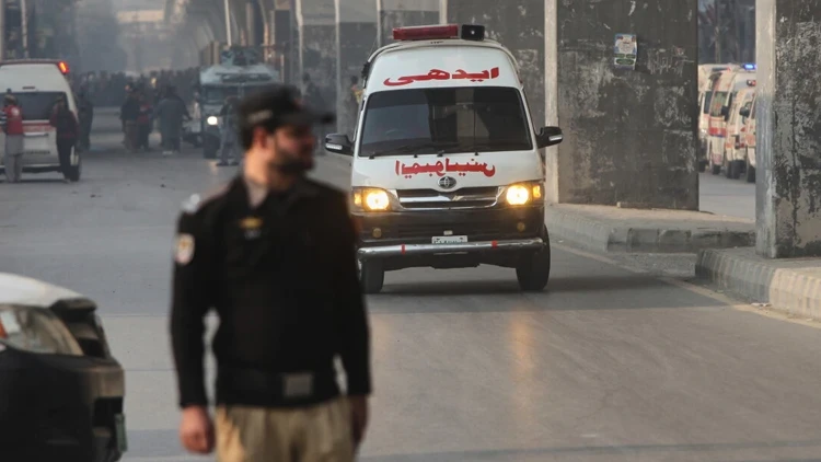 Pakistan'da yolcu otobüsü şarampole yuvarlandı: 5 kişi hayatını kaybetti