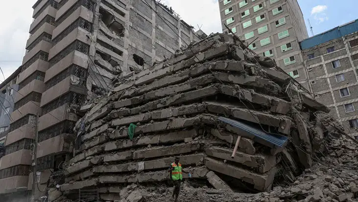 Kenya'da korkunç olay: 18 katlı bina yerle bir oldu!