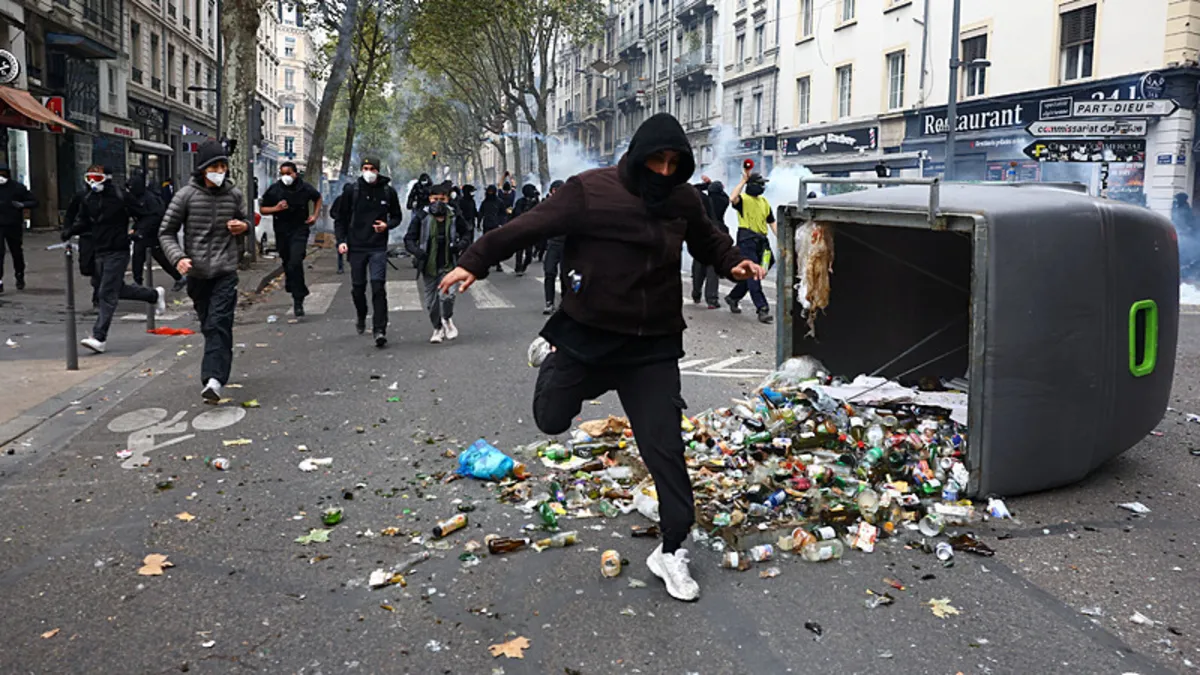 Fransa’da yeni protesto dalgası: Polisten gazlı müdahale! 135 gözaltı