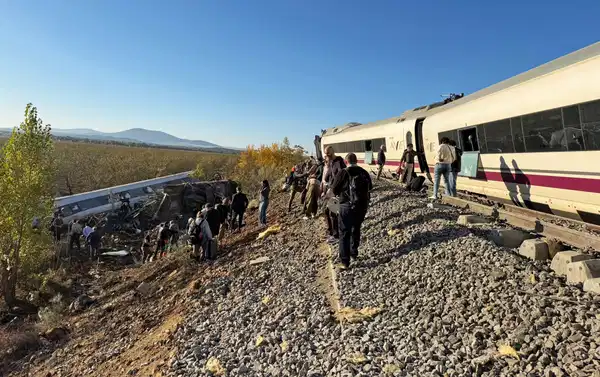 İspanya'da iki hızlı tren çarpıştı: 68 kişi hayatını kaybetti, onlarca yaralı var