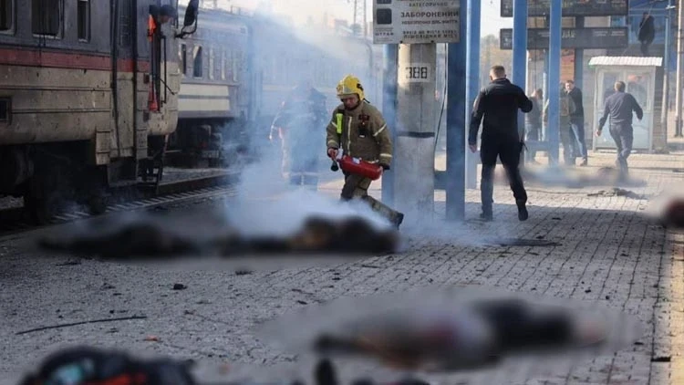 Rusya Ukrayna'da tren istasyonunu vurdu: 13 ölü, 10 yaralı