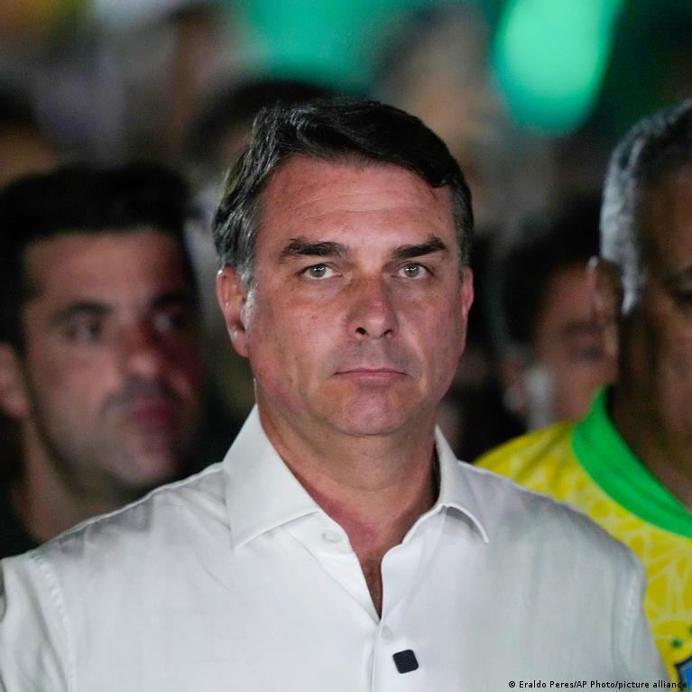 Brezilya'da seçim kaybeden sağcı Bolsonaro'nun pasaportuna el konuldu, yurt dışına çıkışı yasaklandı