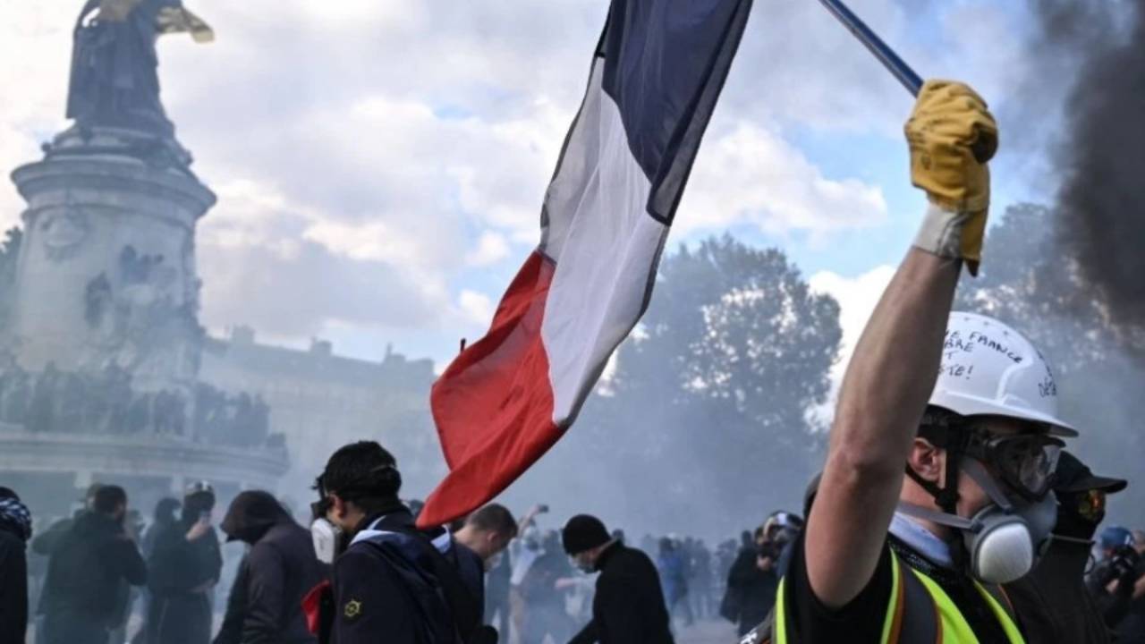 Macron’un reform vaadi öğrencileri tatmin etmedi, protestolar 31 Ekim’de de sürecek: Fransa’da ateş dinmiyor