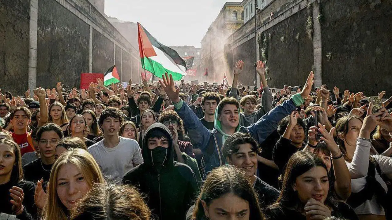 İtalya'da genel grev: Hayat pahalılığı, silahlanma ve savaşa karşı binlerce kişi sokağa çıktı