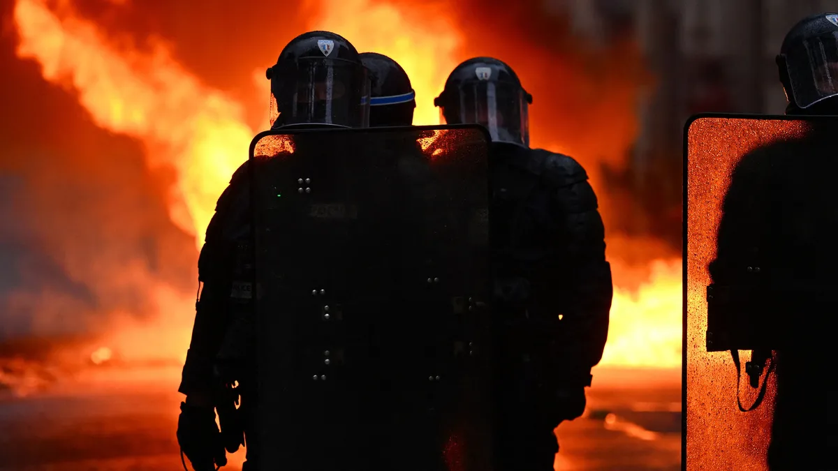 Avrupa cayır cayır yanıyor: Molotoflar, yağmalar, kanlı çatışmalar, alevler içinde kalan polisler... Kıta iç savaşa mı sürükleniyor?