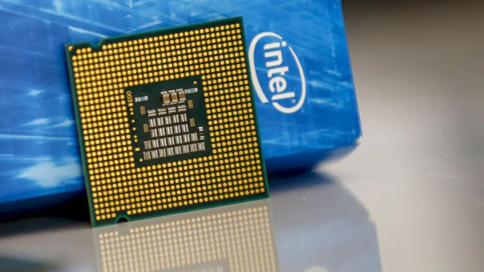 Intel hisselerinde tarihi düşüş
