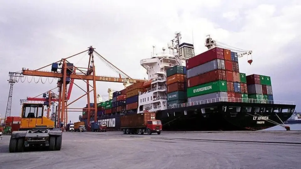 Dış ticaret açığı 5,2 milyar dolara geriledi