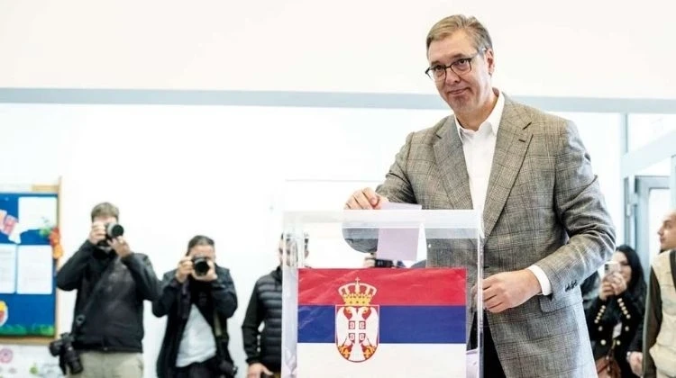 Sırbistan’da öğrenciler Vucic’i devirdi