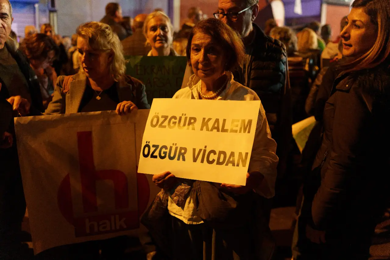 Halk TV mitinginden notlar: 'Zaten ömrümüzü çaldılar, bir yazımızı daha çalmasınlar'