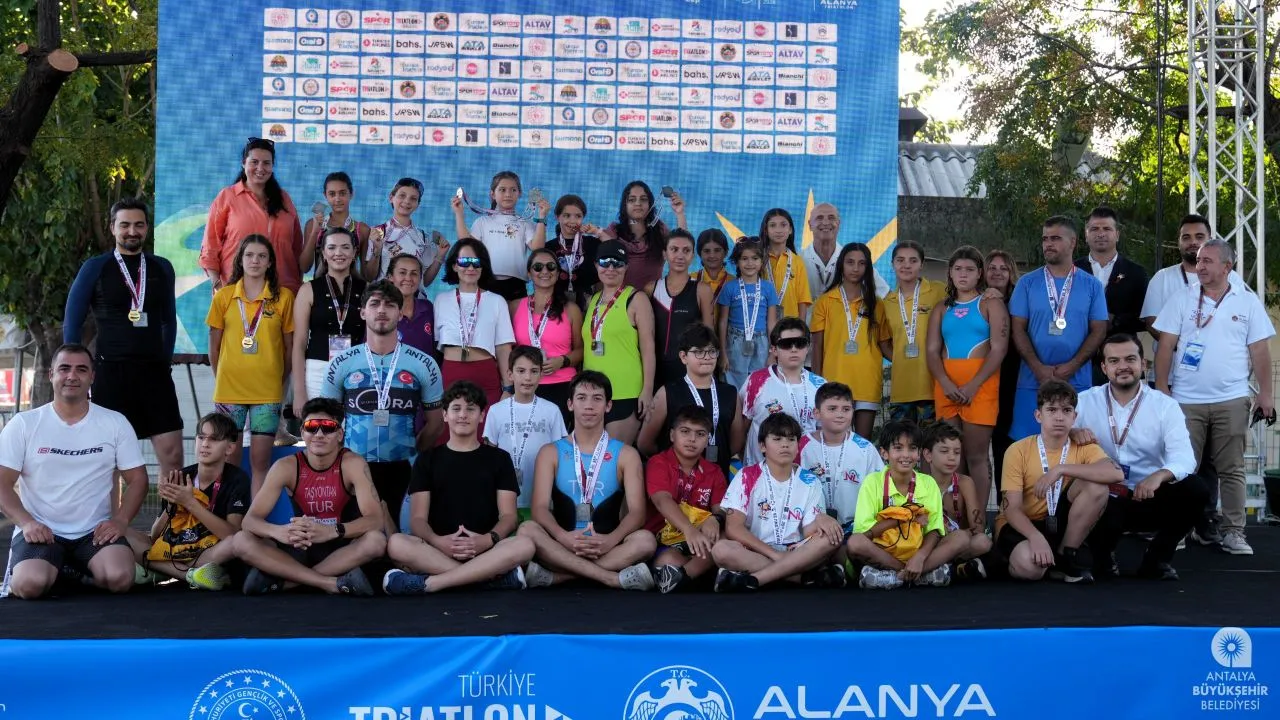 Alanya Triatlonu'nda bir ilk! Aileler yarıştı, sahiller renkli görüntülere sahne oldu