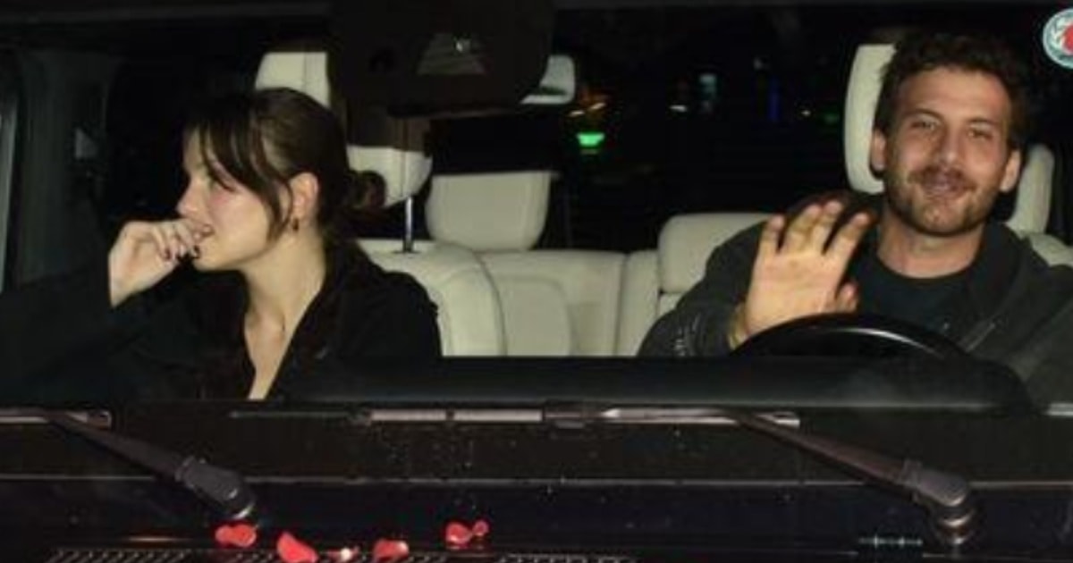 Flaşlar patlayınca yanındaki kadını açıkladı: Gizem ortaya çıktı