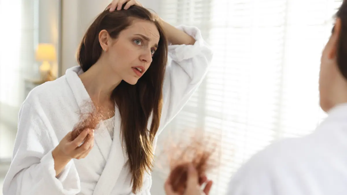 İncecik saçları bile dolgunlaştırıyor! Saç dökülmesine karşı hangi vitaminler etkili?