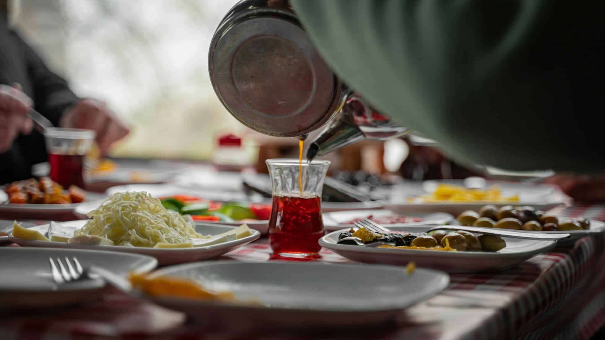 Sıcak çay yemek borusuna zarar verir mi? Asıl risk içeceğin sıcaklığı