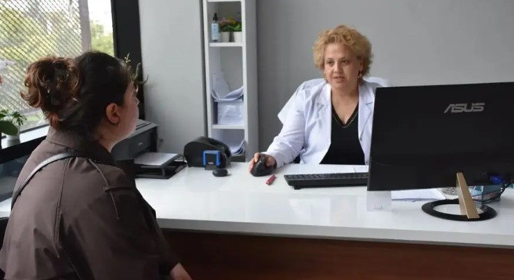 Kanser Teşhisi Konulan Aile Hekimi Erken Tanıyla Hayata Tutundu: "Erteleseydim Çok Farklı Şeyler Konuşuyor Olabilirdik"