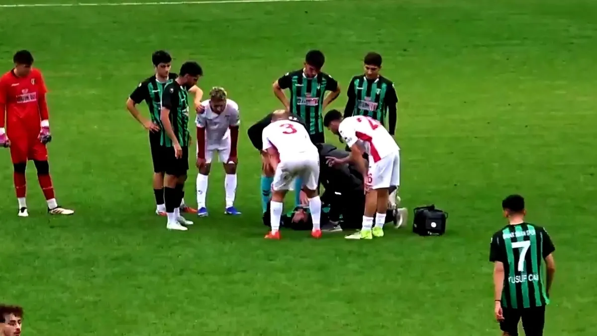 Yürekler ağza geldi! Maçta fenalaşan futbolcu hastaneye kaldırıldı