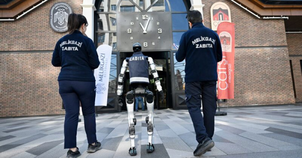 Kayseri'de robot MEGA esnafı denetledi: Manav ile güldüren sohbet
