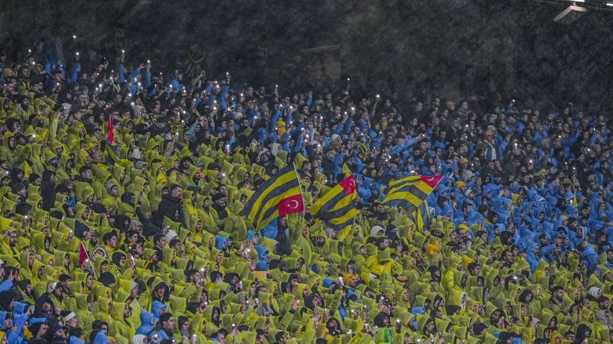 Fenerbahçe'den taraftarına derbi öncesi yağmurluk ve bere jesti!
