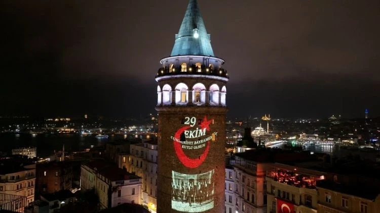 Cumhuriyet’in 103 yıllık ışığı Galata Kulesi’ni aydınlattı... Bakan Ersoy: Cumhuriyetimizin ışığı, bu topraklarda ilelebet parlamaya devam edecek