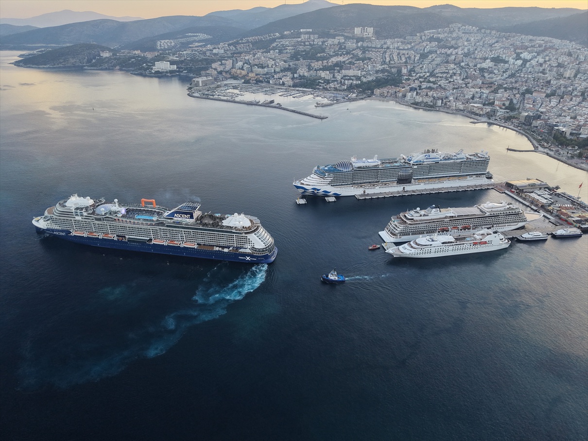 Kuşadası'na yanaşan 4 kruvaziyerden inen 8 bin 767 turistin bir kısmı Efes'i gezdi