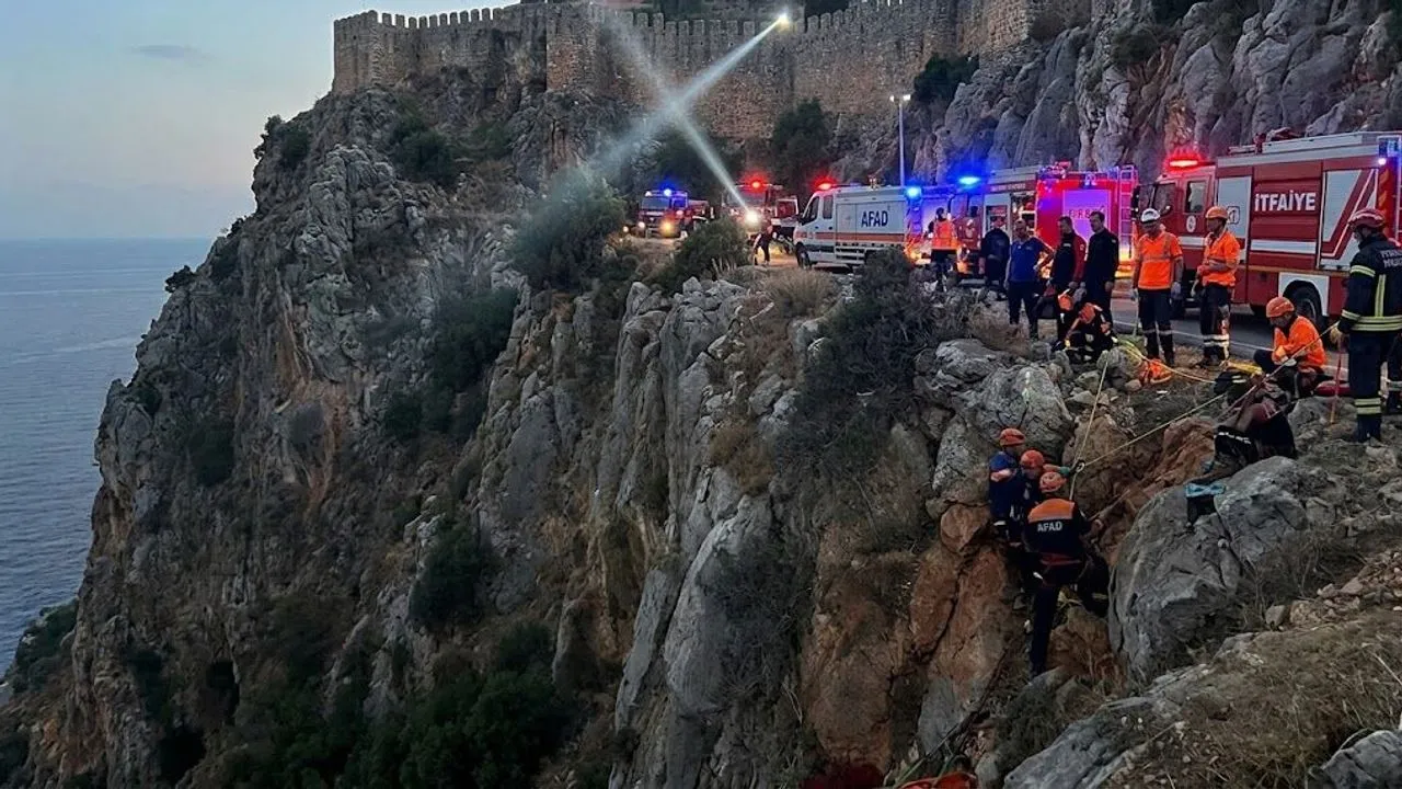 Alanya’da uçurum kenarında mahsur kaldılar
