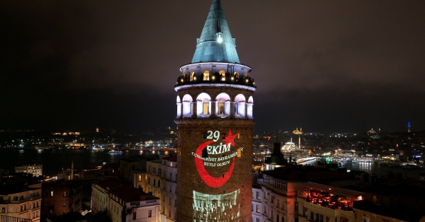 Galata Kulesi, Cumhuriyet’in 103’üncü yılında Atatürk’ün fotoğraflarıyla ışığa büründü