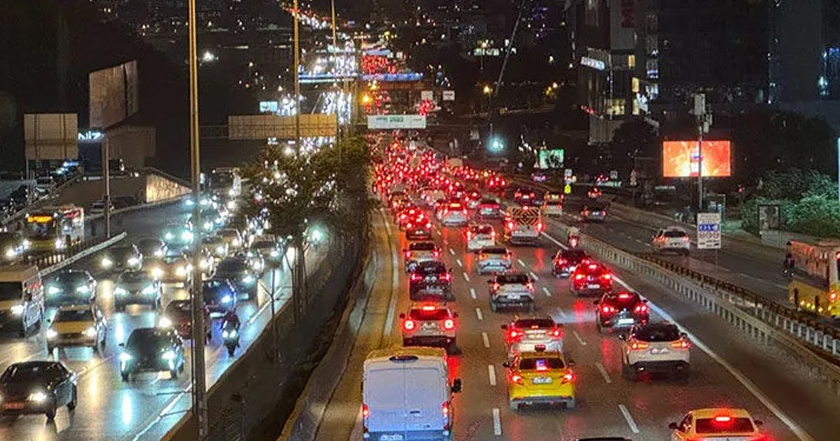 İstanbul'da iki yakada da araçlar güçlükle ilerliyor