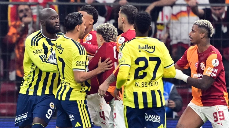 Galatasaray-Fenerbahçe maçının ilk dakikasında gerginlik!