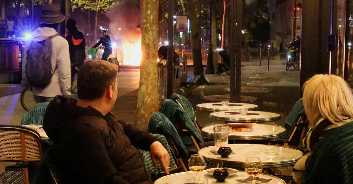 Otel rezervasyonları eriyor. Turistler Fransa'dan kaçıyor