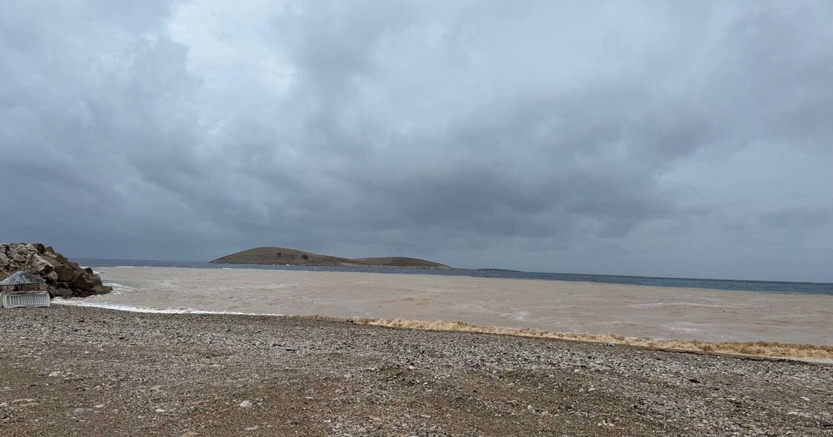Datça'da sağanak sonrası deniz kahverengiye döndü