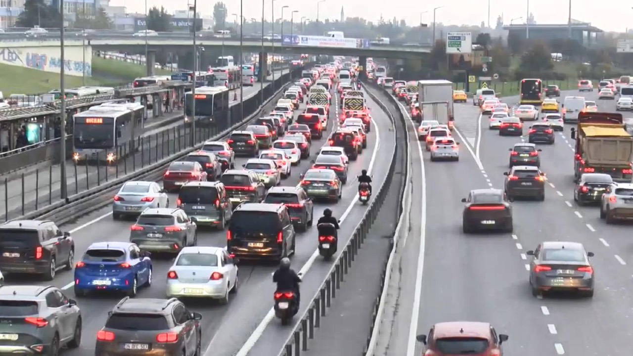 İstanbul'da trafik yoğunluğu yüzde 65'e ulaştı: Anadolu Yakası'nda yüzde 78