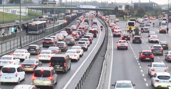 SON DAKİKA HABERİ: İstanbul'da yağmur trafiği kitledi | TRAFİK SON DURUM