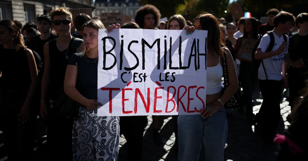 Fransa'da eylemciler neden "Bismillah, c'est les ténèbres" sloganını kullanıyor?