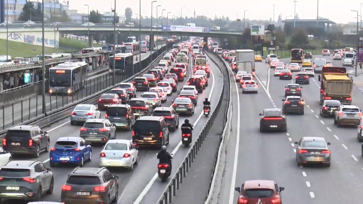 Cevizlibağ D-100'de araçlar zorlanırken İstanbul trafiği 08.15'te yüzde 65'e ulaştı