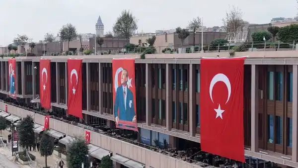 İstanbul'da 29 Ekim coşkusu: Türk bayrakları ve Atatürk posterleri havadan görüntülendi