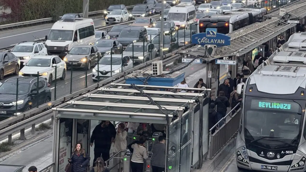 İstanbul’da maç mesaisi: Dev derbi öncesi trafik kırmızıya büründü